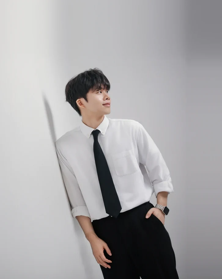 흰 셔츠와 검은 넥타이를 입고 옆을 바라보는 김하준 설립자