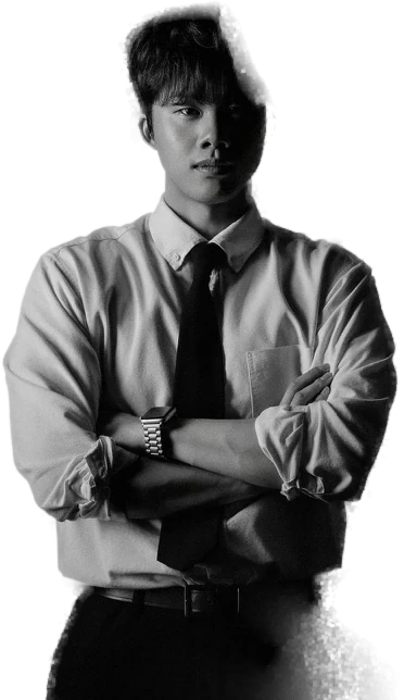 검은 배경 앞에 선 김하준 설립자의 흑백 사진