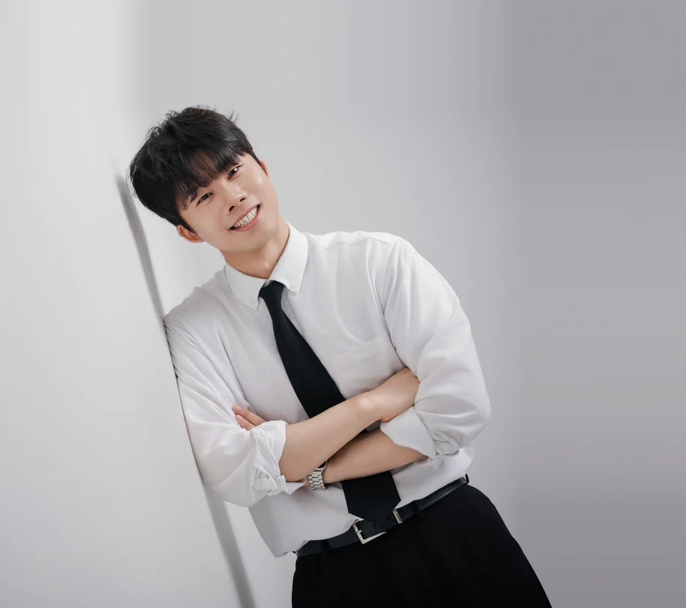 미소 지으며 카메라를 바라보는 김하준 설립자